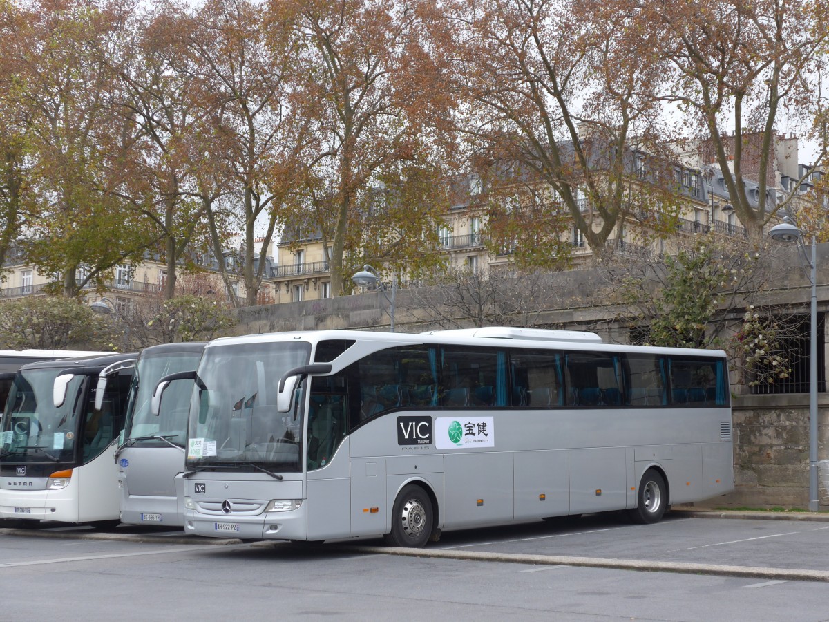 (167'182) - VIC, Paris - AH 922 PZ - Mercedes am 17. November 2015 in Paris, Tour Eiffel