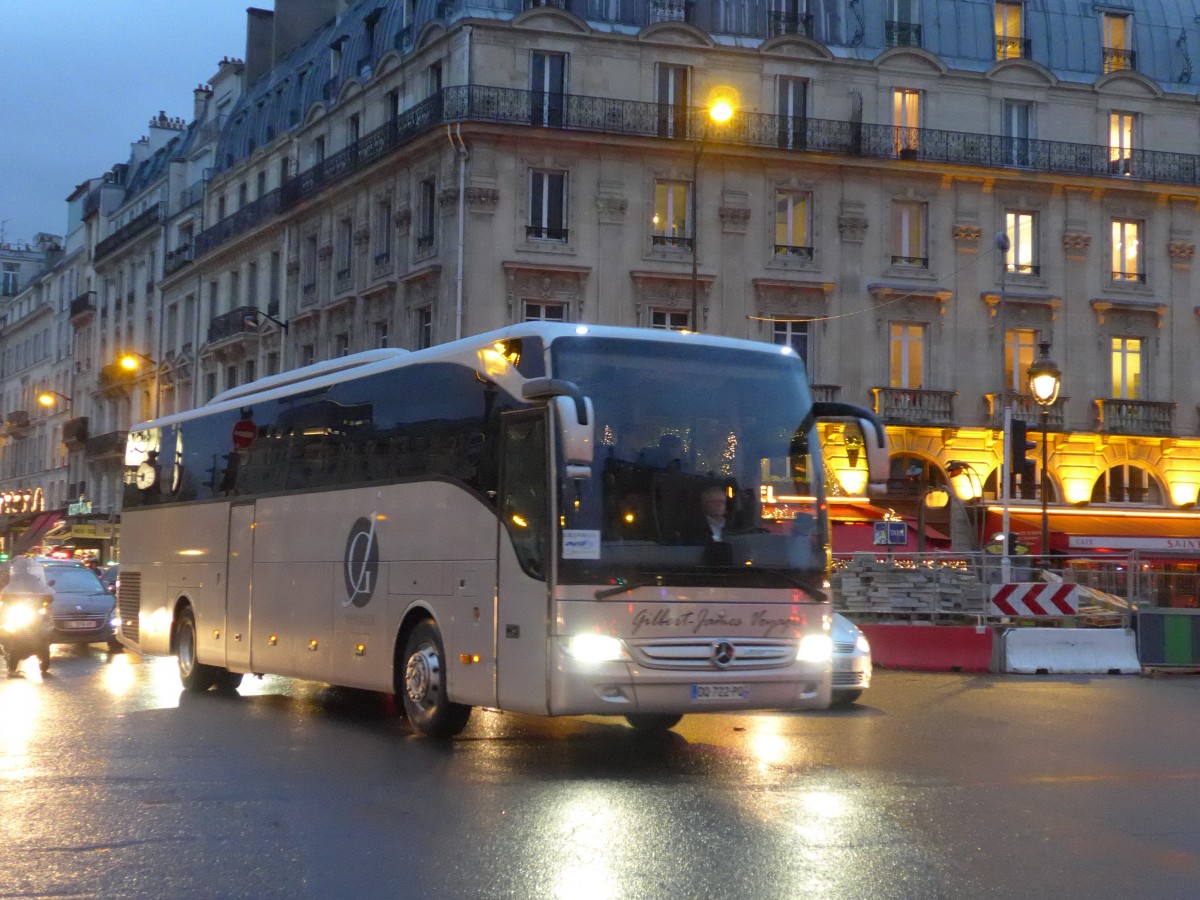 (167'245) - JG Tourisme - DQ 722 PQ - Mercedes am 17. November 2015 in Paris, Notre Dame