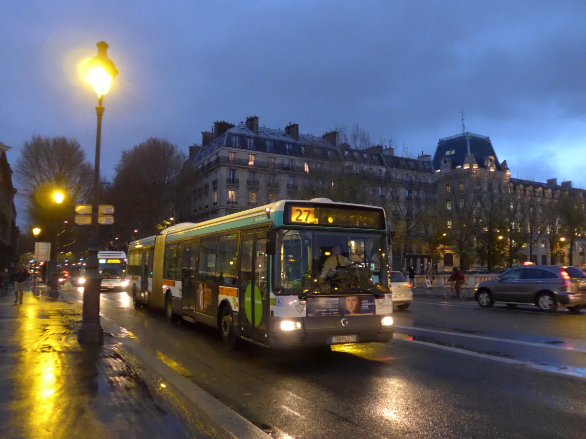(167'250) - RATP Paris - Nr. 1763/786 PLQ 75 - Irisbus am 17. November 2015 in Paris, Notre Dame