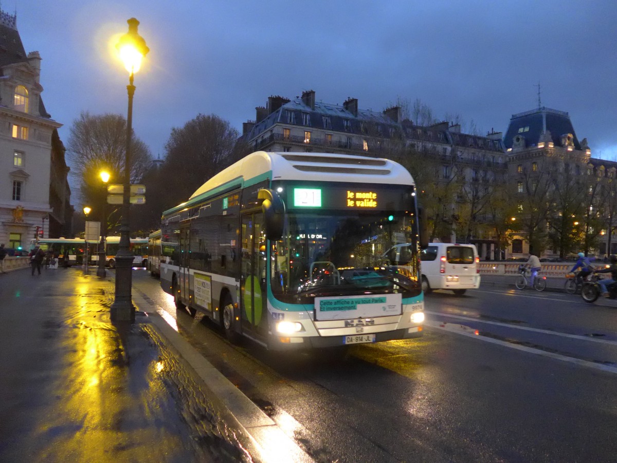 (167'251) - RATP Paris - Nr. 9974/DA 914 JL - MAN am 17. November 2015 in Paris, Notre Dame