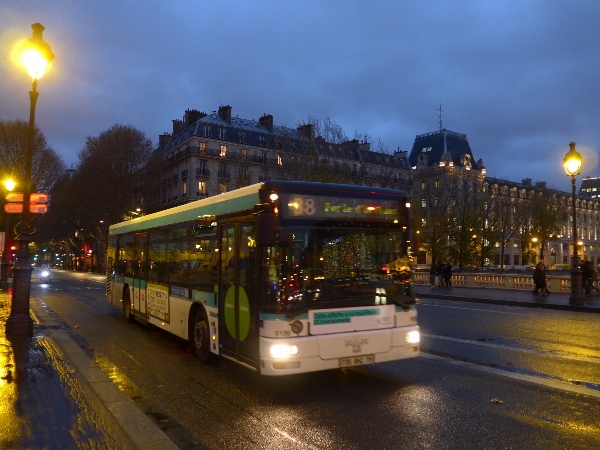 (167'254) - RATP Paris - Nr. 9186/738 QHQ 75 - MAN am 17. November 2015 in Paris, Notre Dame