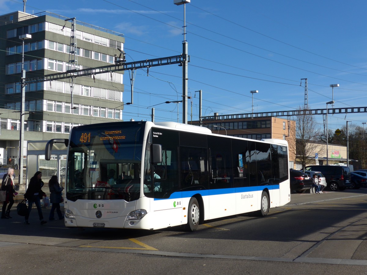 (167'427) - Welti-Furrer, Bassersdorf - Nr. 31/ZH 321'995 - Mercedes am 19. November 2015 beim Bahnhof Regensdorf-Watt