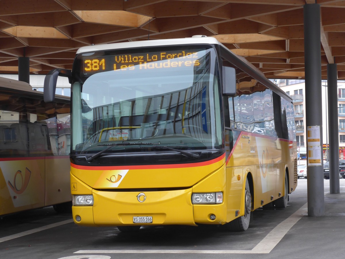 (167'543) - PostAuto Wallis - Nr. 4/VS 355'166 - Irisbus am 29. November 2015 beim Bahnhof Sion