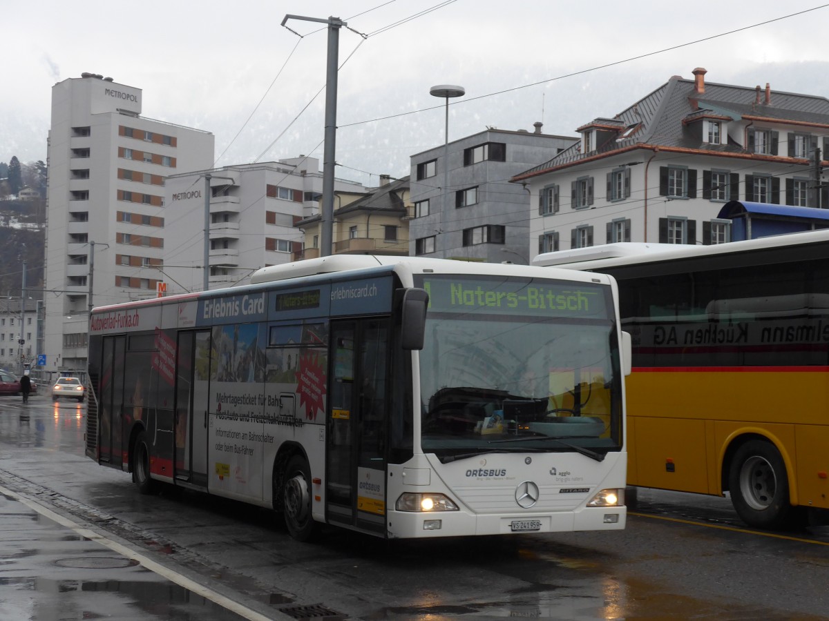 (167'587) - PostAuto Wallis - VS 241'959 - Mercedes am 29. November 2015 beim Bahnhof Brig