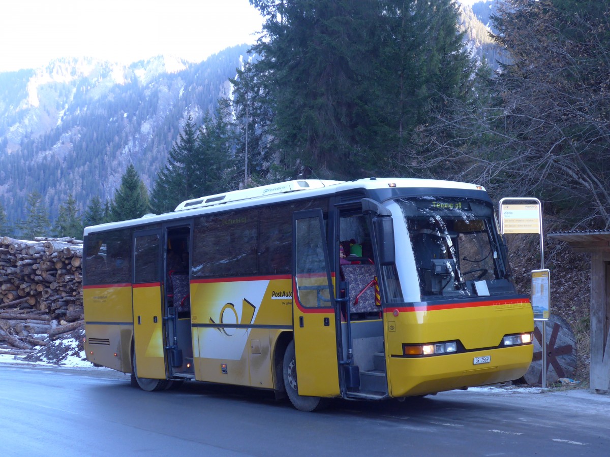 (167'630) - Buchli, Versam - GR 7569 - Neoplan (ex GR 2053) am 5. Dezember 2015 in Tenna, Abzweigung
