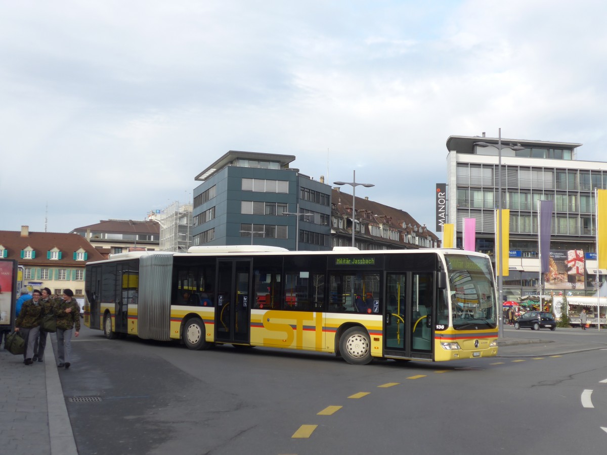 (167'769) - STI Thun - Nr. 136/BE 801'136 - Mercedes am 18. Dezember 2015 beim Bahnhof Thun