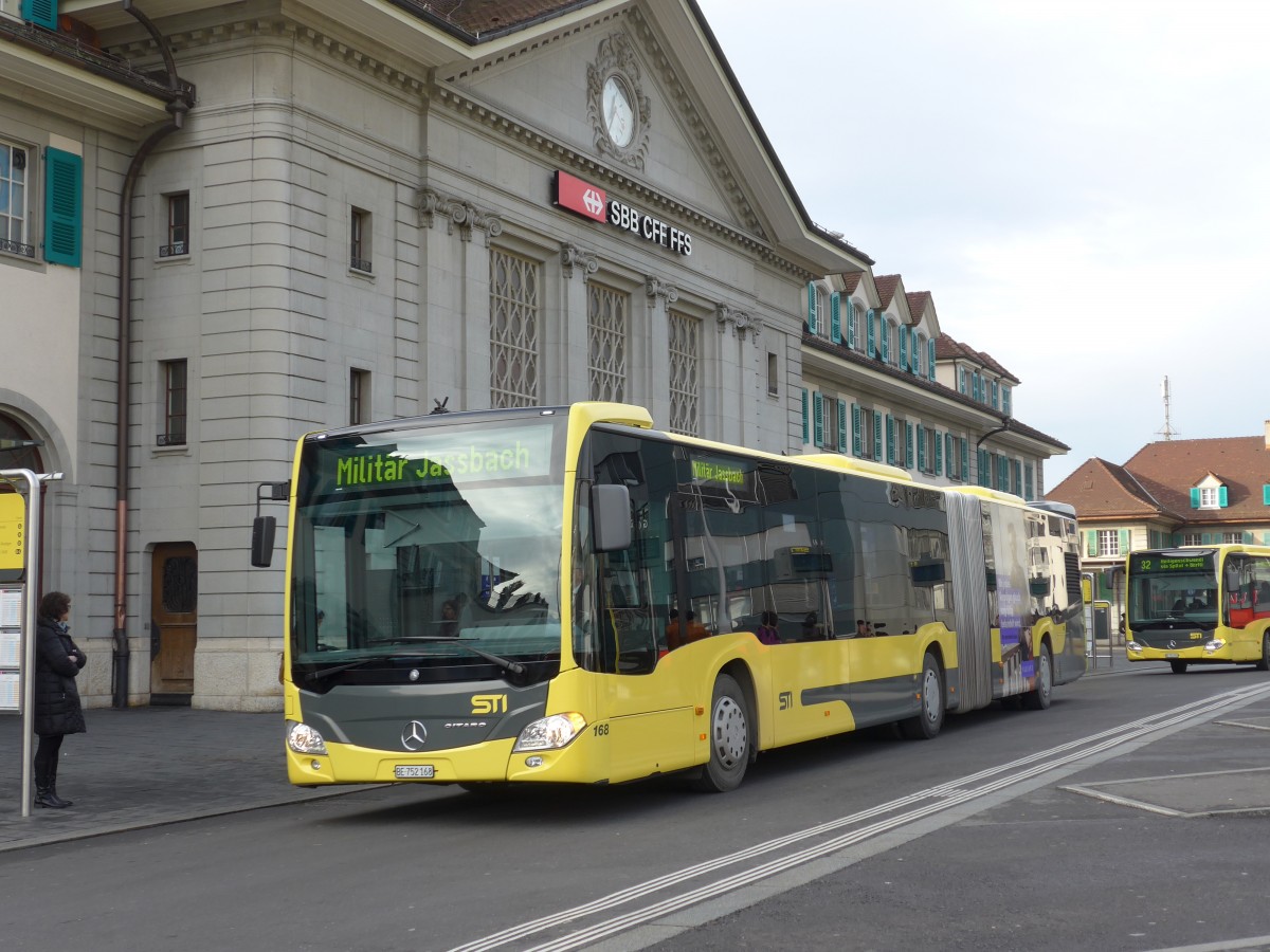 (167'770) - STI Thun - Nr. 168/BE 752'168 - Mercedes am 18. Dezember 2015 beim Bahnhof Thun