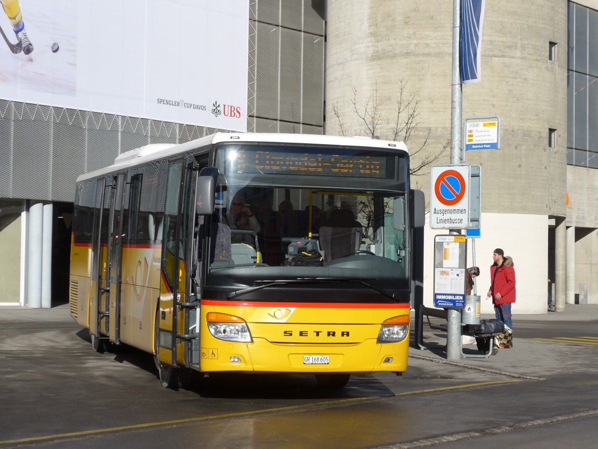 (167'820) - PostAuto Graubnden - GR 168'605 - Setra am 19. Dezember 2015 beim Bahnhof Davos Platz
