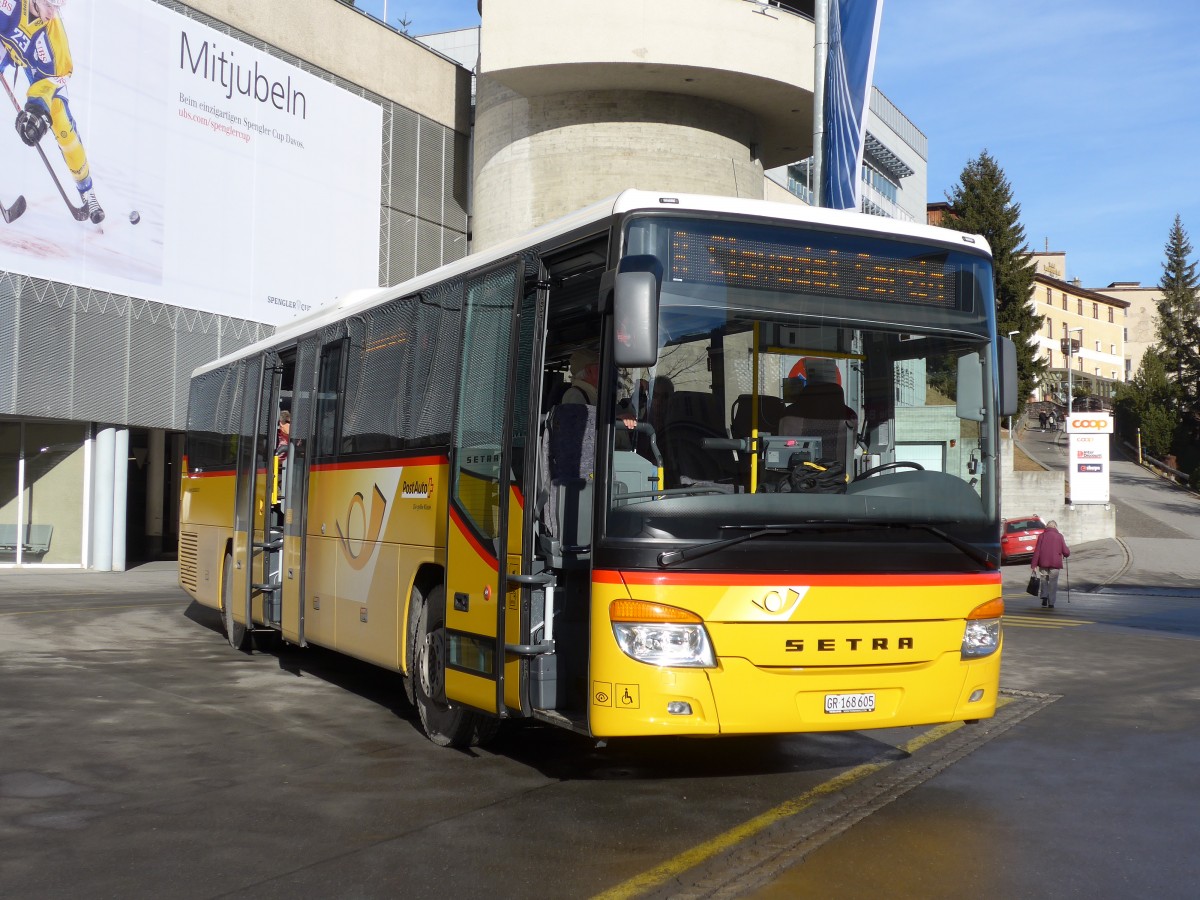 (167'821) - PostAuto Graubnden - GR 168'605 - Setra am 19. Dezember 2015 beim Bahnhof Davos Platz