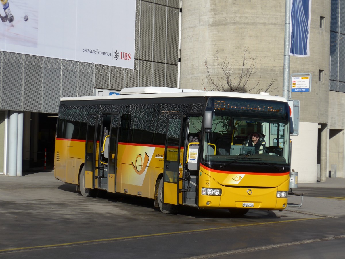 (167'829) - PostAuto Graubnden - GR 162'971 - Irisbus am 19. Dezember 2015 beim Bahnhof Davos Platz
