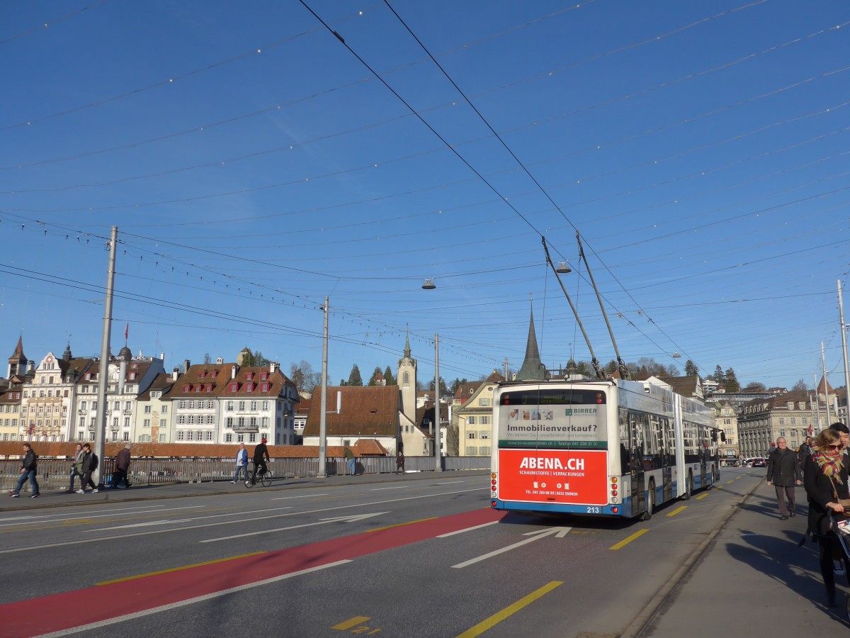 (167'913) - VBL Luzern - Nr. 213 - Hess/Hess Gelenktrolleybus am 25. Dezember 2015 in Luzern, Bahnhofbrcke