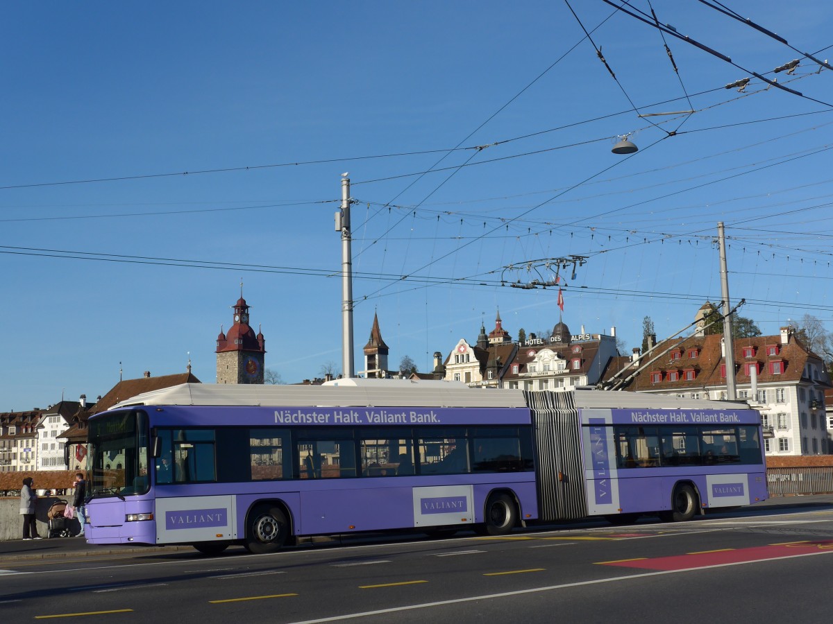 (167'919) - VBL Luzern - Nr. 206 - Hess/Hess Gelenktrolleybus am 25. Dezember 2015 in Luzern, Bahnhofbrcke