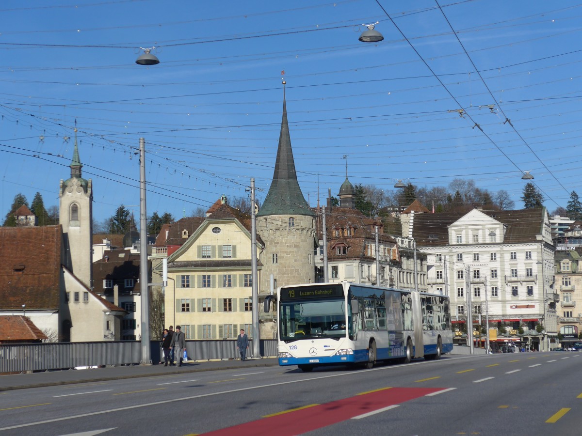 (167'921) - VBL Luzern - Nr. 128/LU 15'013 - Mercedes am 25. Dezember 2015 in Luzern, Bahnhofbrcke