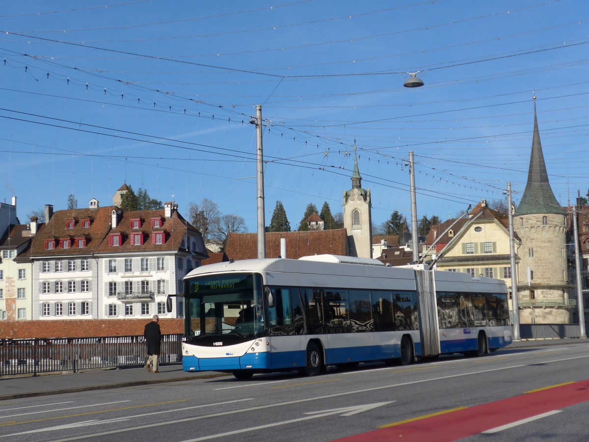 (167'939) - VBL Luzern - Nr. 216 - Hess/Hess Gelenktrolleybus am 25. Dezember 2015 in Luzern, Bahnhofbrcke