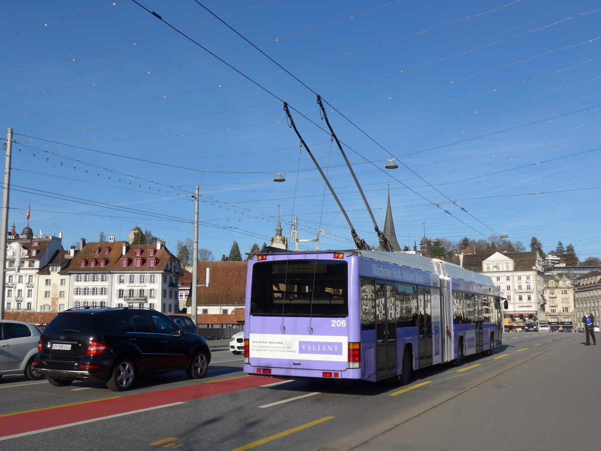(167'940) - VBL Luzern - Nr. 206 - Hess/Hess Gelenktrolleybus am 25. Dezember 2015 in Luzern, Bahnhofbrcke