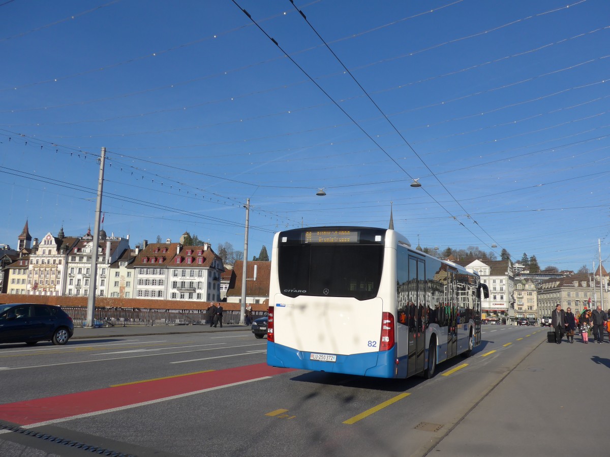 (167'941) - VBL Luzern - Nr. 82/LU 250'372 - Mercedes am 25. Dezember 2015 in Luzern, Bahnhofbrcke
