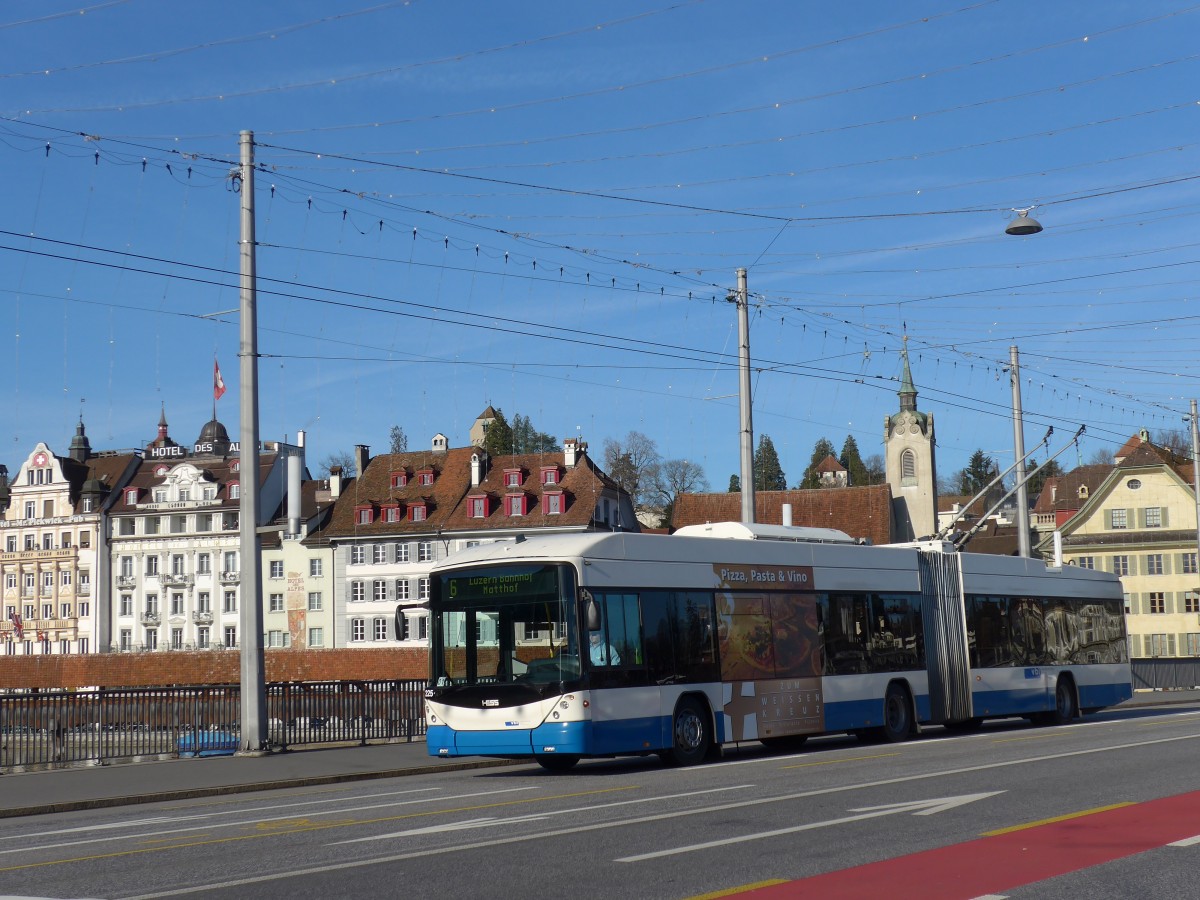 (167'948) - VBL Luzern - Nr. 225 - Hess/Hess Gelenktrolleybus am 25. Dezember 2015 in Luzern, Bahnhofbrcke