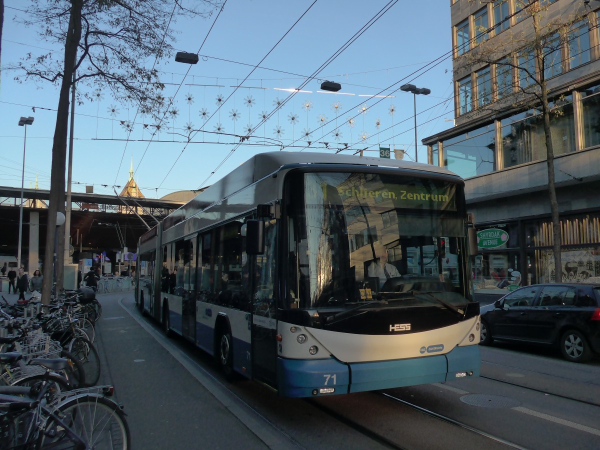(168'039) - VBZ Zrich - Nr. 71 - Hess/Hess Doppelgelenktrolleybus am 26. Dezember 2015 in Zrich, Lwenstrasse