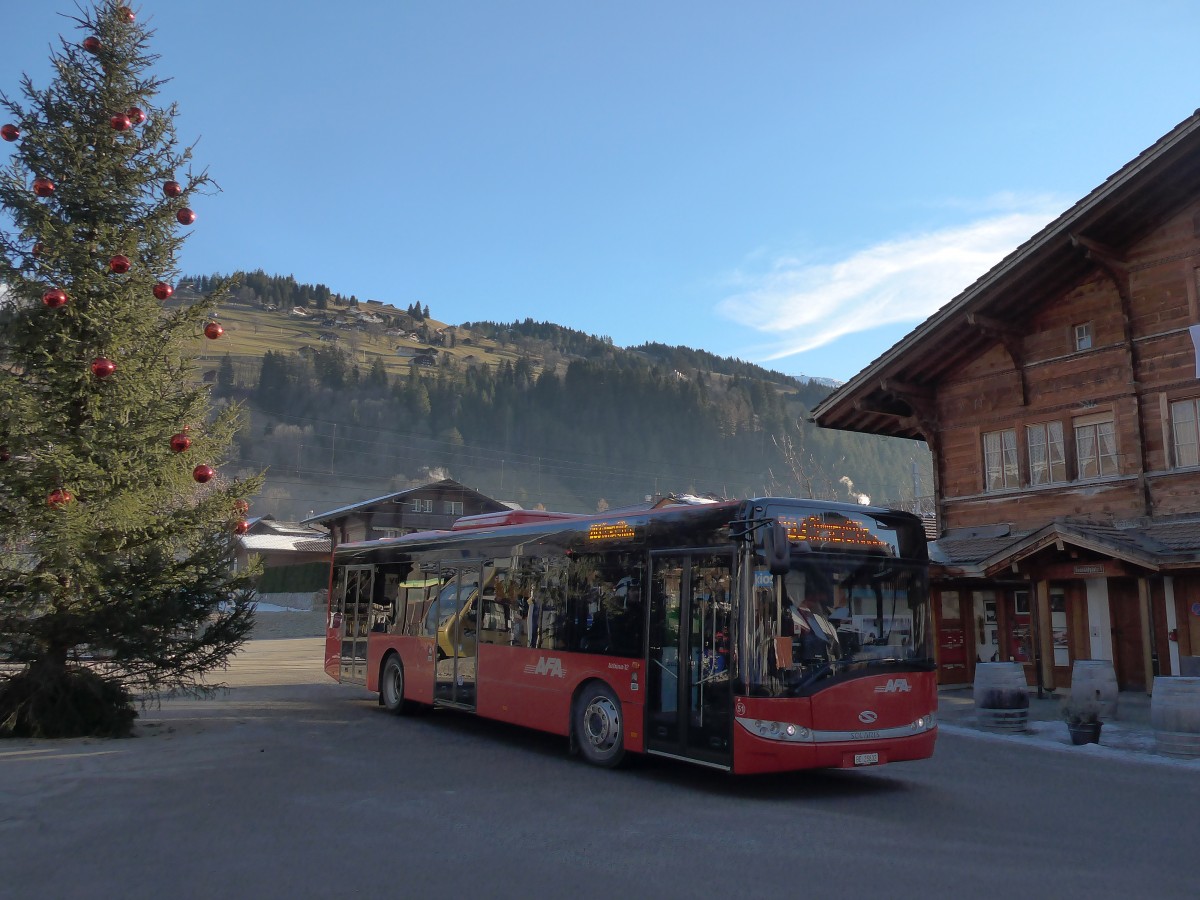 (168'047) - AFA Adelboden - Nr. 51/BE 25'802 - Solaris am 27. Dezember 2015 beim Bahnhof Lenk
