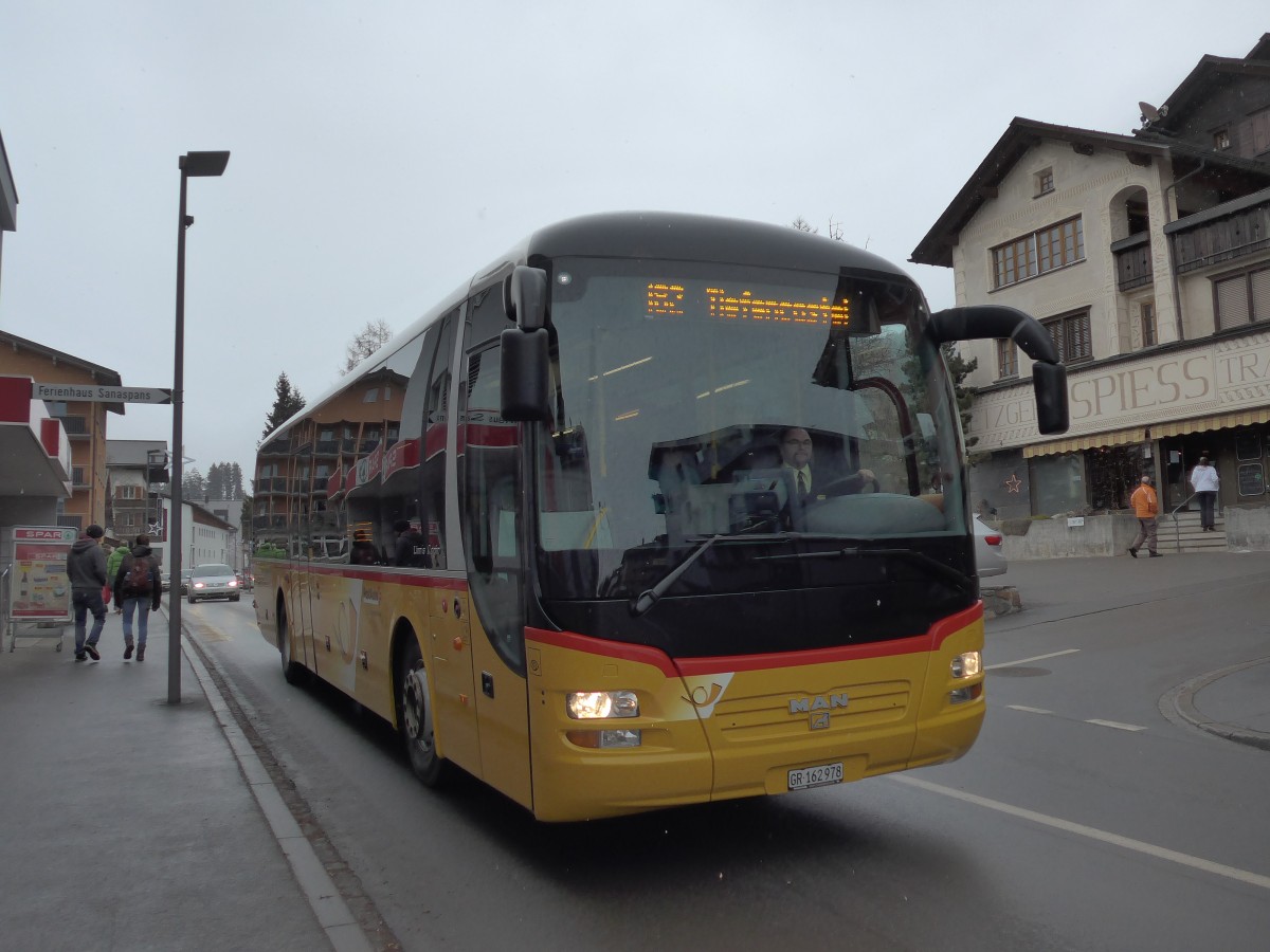 (168'276) - PostAuto Graubnden - GR 162'978 - MAN am 2. Januar 2016 in Lenzerheide, Voa Principale