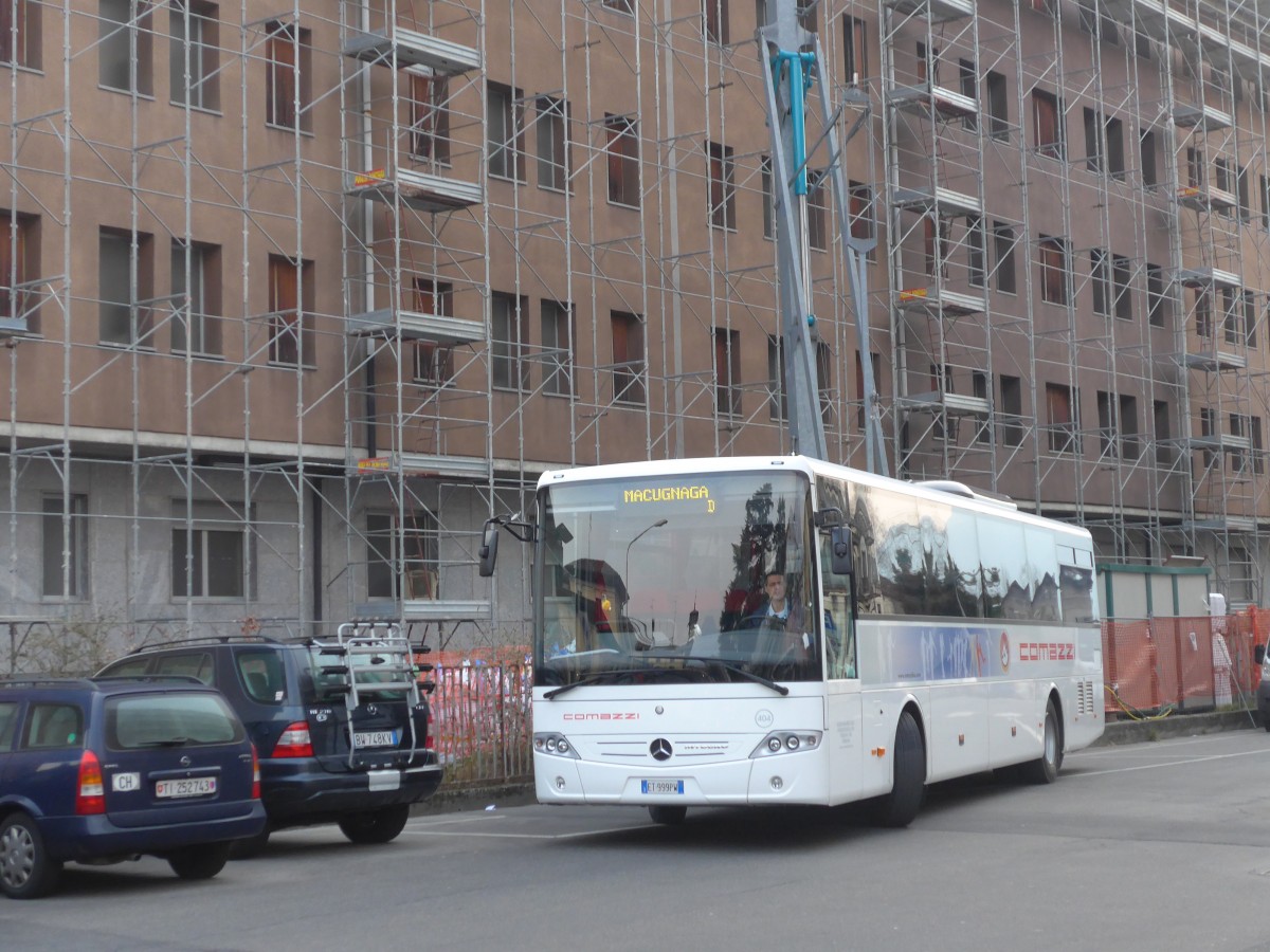 (168'600) - Comazzi, Bergomanero - Nr. 404/ET-999 PW - Mercedes am 6. Februar 2016 beim Bahnhof Domodossola