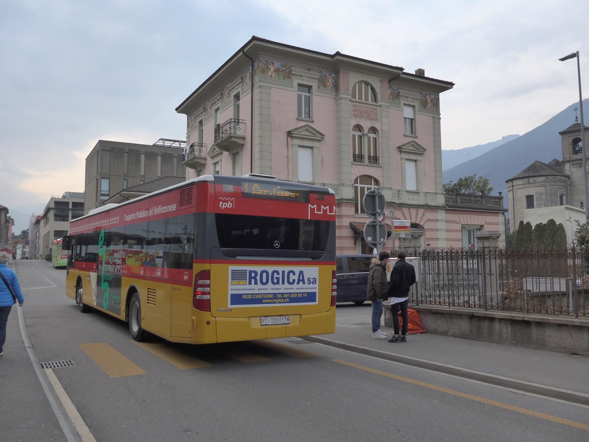 (168'643) - AutoPostale Ticino - TI 228'017 - Mercedes am 6. Februar 2016 in Bellinzona, Fermata provvisoria