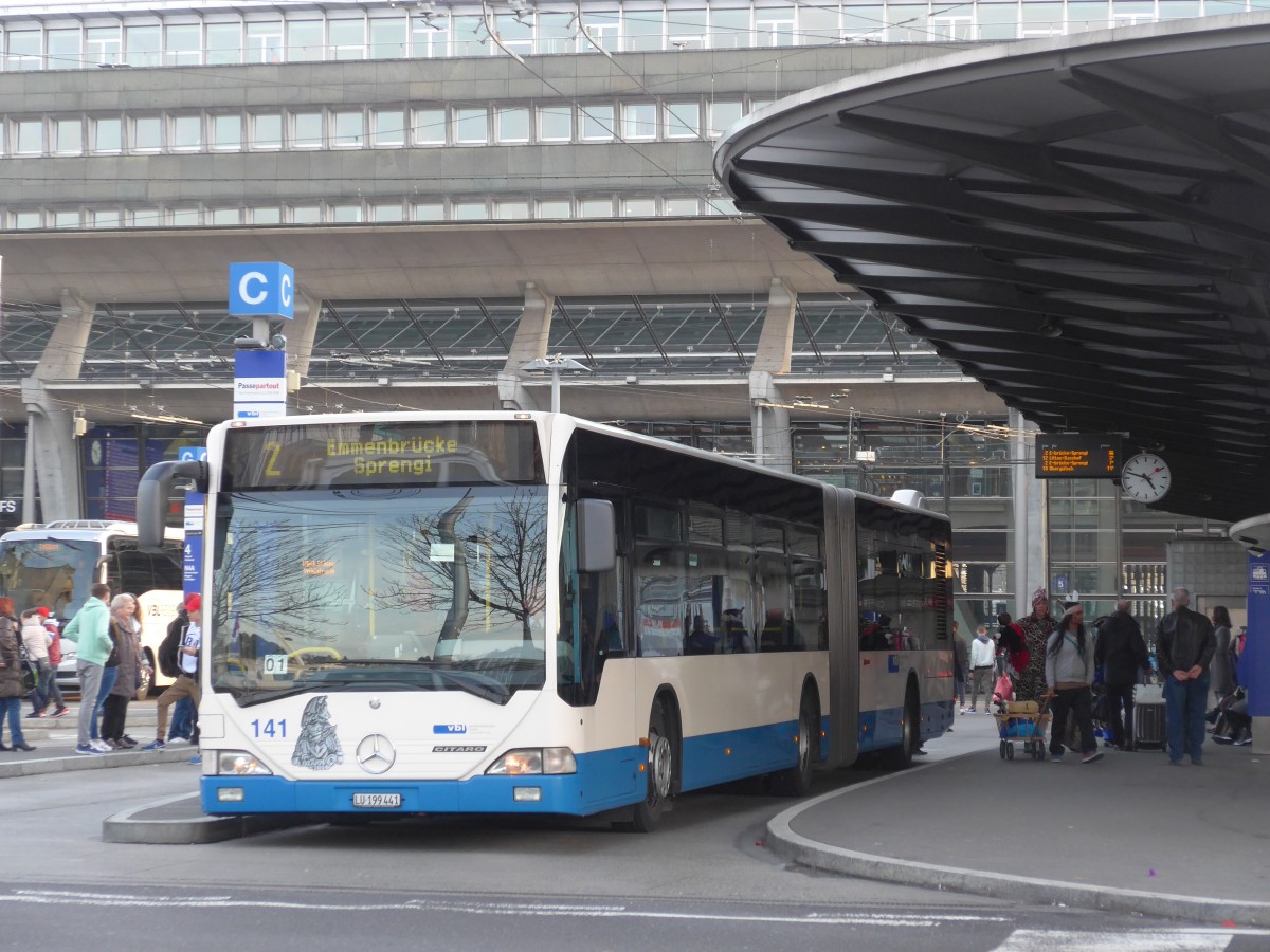 (168'686) - VBL Luzern - Nr. 141/LU 199'441 - Mercedes am 6. Februar 2016 beim Bahnhof Luzern