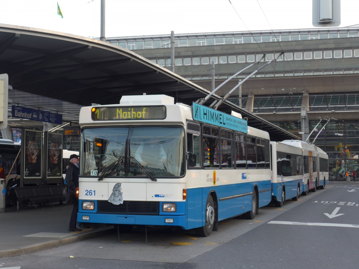 (168'696) - VBL Luzern - Nr. 261 - NAW/R&J-Hess Trolleybus am 6. Februar 2016 beim Bahnhof Luzern