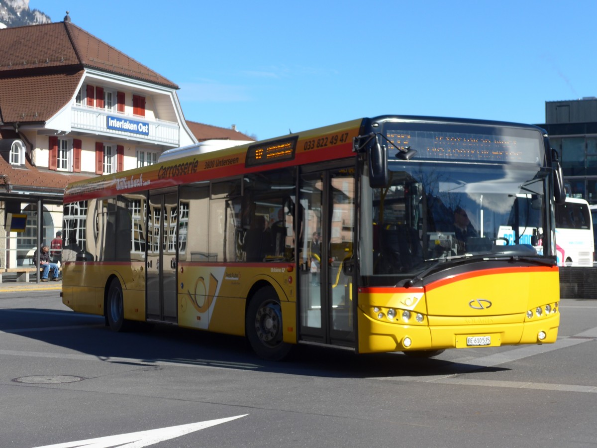 (168'824) - PostAuto Bern - BE 610'535 - Solaris am 21. Februar 2016 beim Bahnhof Interlaken Ost