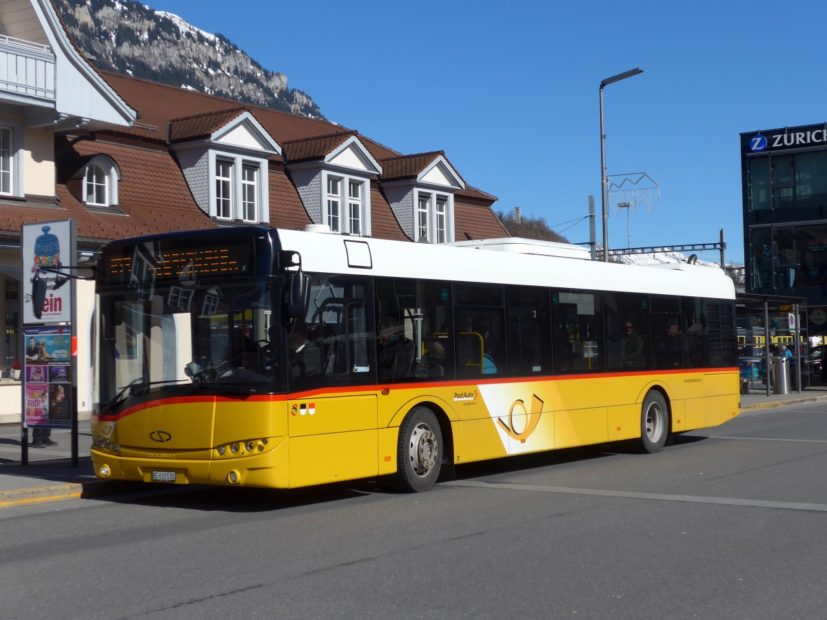 (168'833) - PostAuto Bern - BE 610'535 - Solaris am 21. Februar 2016 beim Bahnhof Interlaken Ost