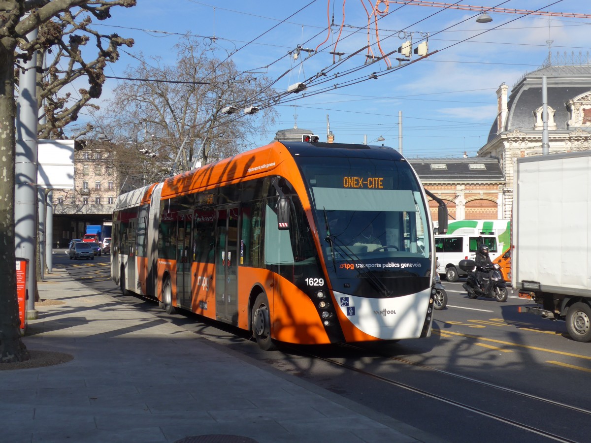 (169'084) - TPG Genve - Nr. 1629 - Van Hool Gelenktrolleybus am 7. Mrz 2016 in Genve, Place des Vingt-Deux-Cantons