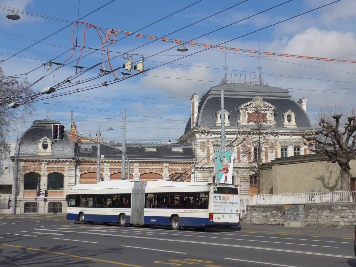 (169'120) - TPG Genve - Nr. 748 - Hess/Hess Gelenktrolleybus am 7. Mrz 2016 in Genve, Place des Vingt-Deux-Cantons