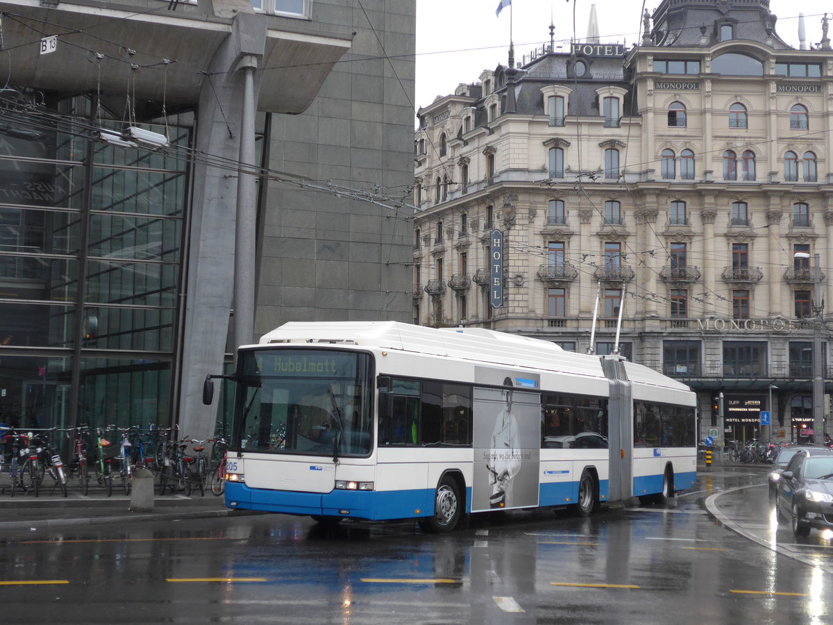 (169'463) - VBL Luzern - Nr. 205 - Hess/Hess Gelenktrolleybus am 25. Mrz 2016 beim Bahnhof Luzern