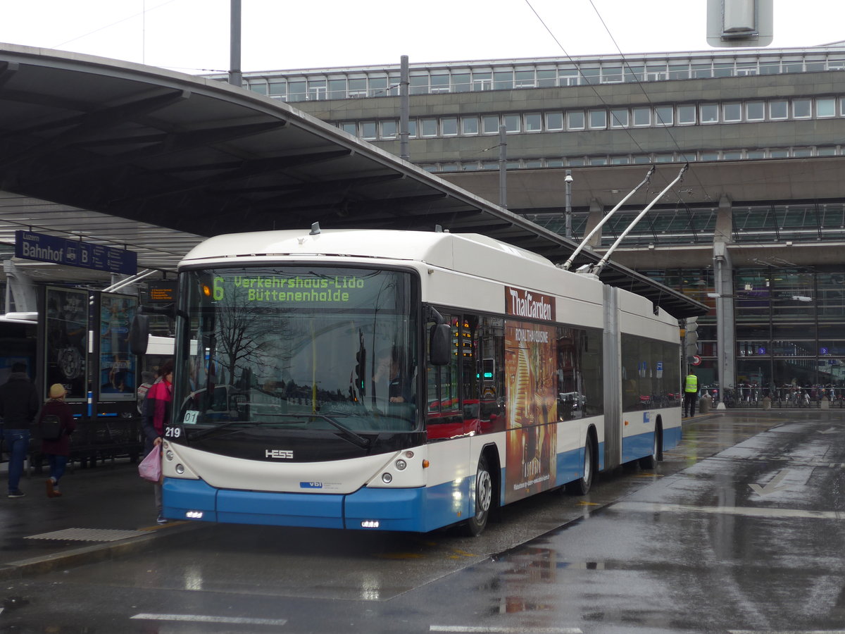 (169'482) - VBL Luzern - Nr. 219 - Hess/Hess Gelenktrolleybus am 25. Mrz 2016 beim Bahnhof Luzern