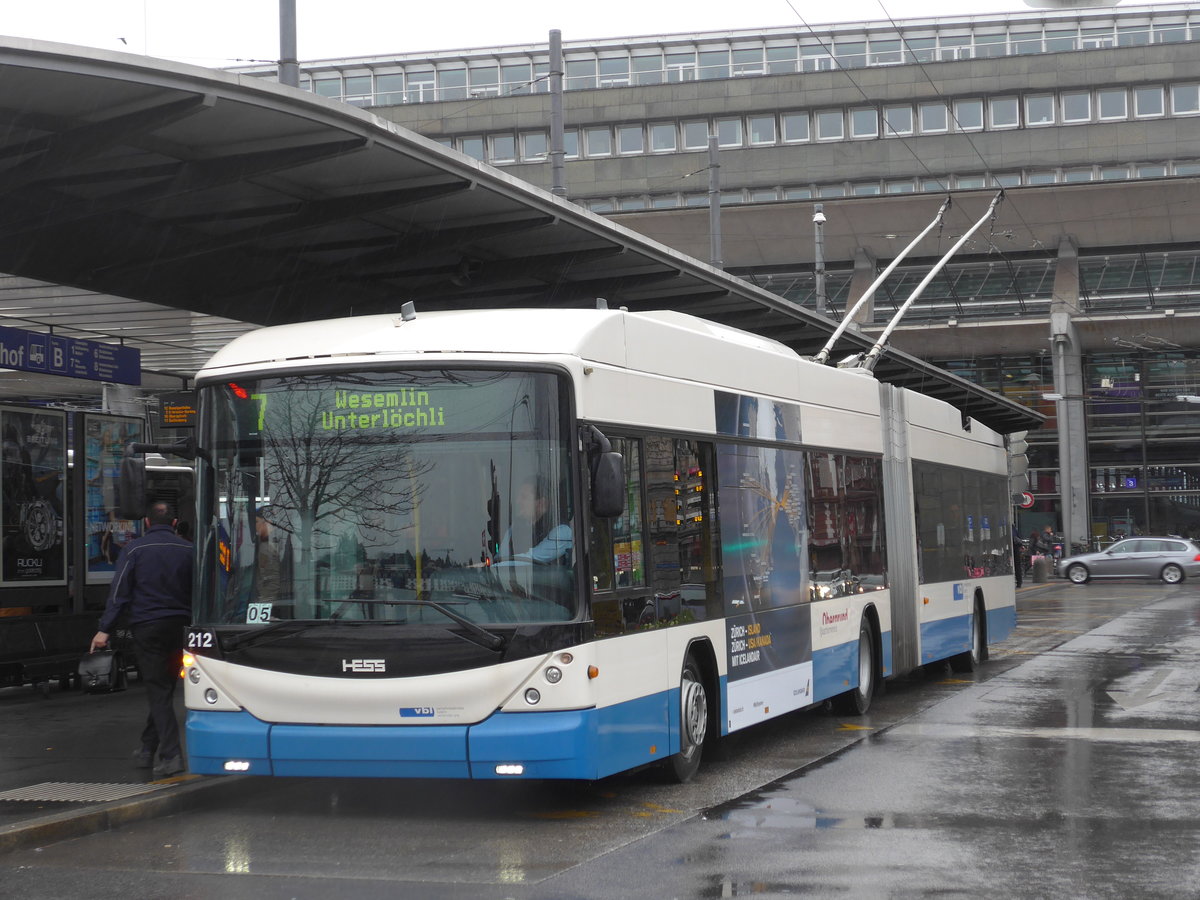 (169'487) - VBL Luzern - Nr. 212 - Hess/Hess Gelenktrolleybus am 25. Mrz 2016 beim Bahnhof Luzern