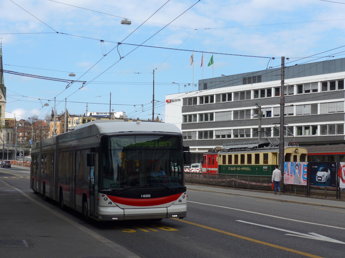 (169'872) - St. Gallerbus, St. Gallen - Nr. 194 - Hess/Hess Doppelgelenktrolleybus am 12. April 2016 beim Bahnhof St. Gallen (prov. Haltestelle)