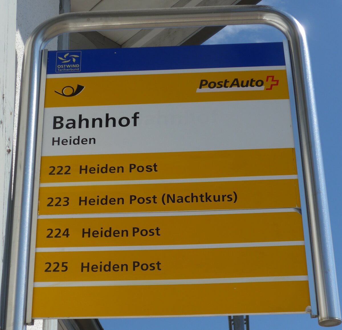 (169'929) - PostAuto-Haltestellenschild - Heiden, Bahnhof - am 12. April 2016