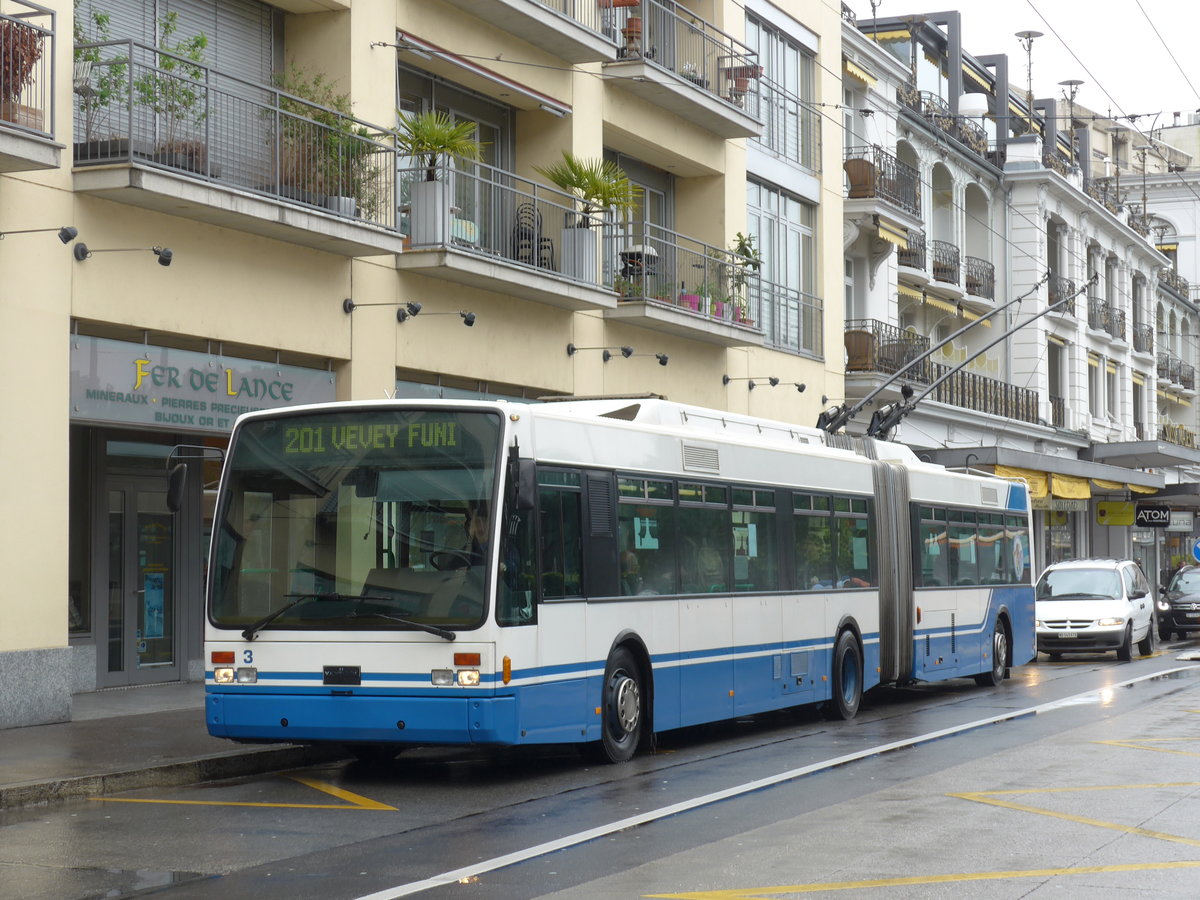 (170'156) - VMCV Clarens - Nr. 3 - Van Hool Gelenktrolleybus am 18. April 2016 in Montreux, Escaliers de la Gare