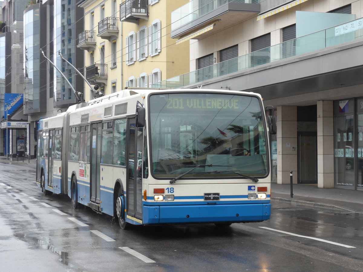(170'157) - VMCV Clarens - Nr. 18 - Van Hool Gelenktrolleybus am 18. April 2016 in Montreux, Escaliers de la Gare
