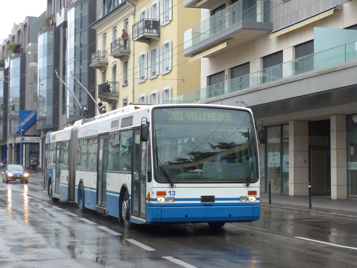 (170'163) - VMCV Clarens - Nr. 13 - Van Hool Gelenktrolleybus am 18. April 2016 in Montreux, Escaliers de la Gare