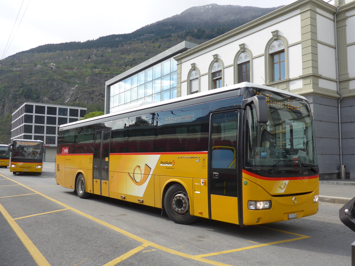 (170'229) - PostAuto Wallis - VS 372'650 - Irisbus am 24. April 2016 beim Bahnhof Brig