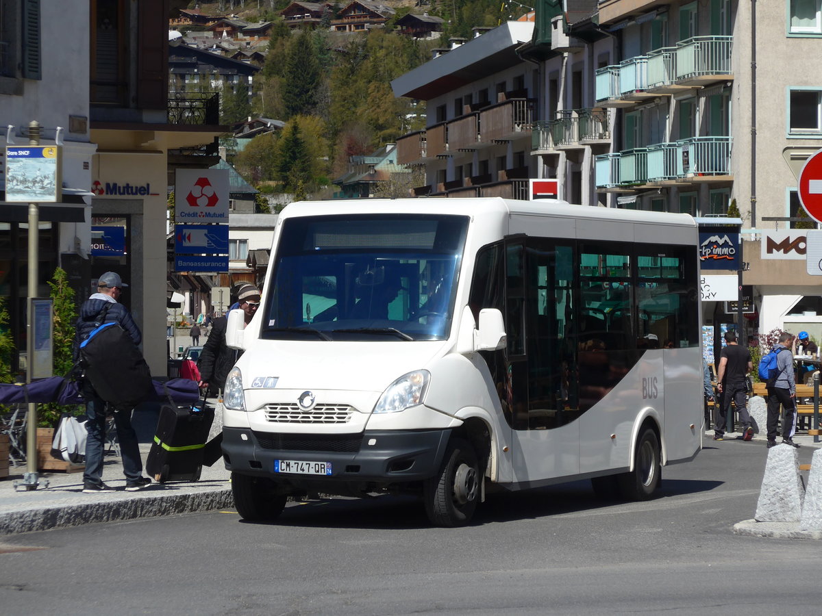 (170'350) - Chamonix Bus, Chamonix - Nr. 183/CM 747 QR - Irisbus am 5. Mai 2016 beim Bahnhof Chamonix