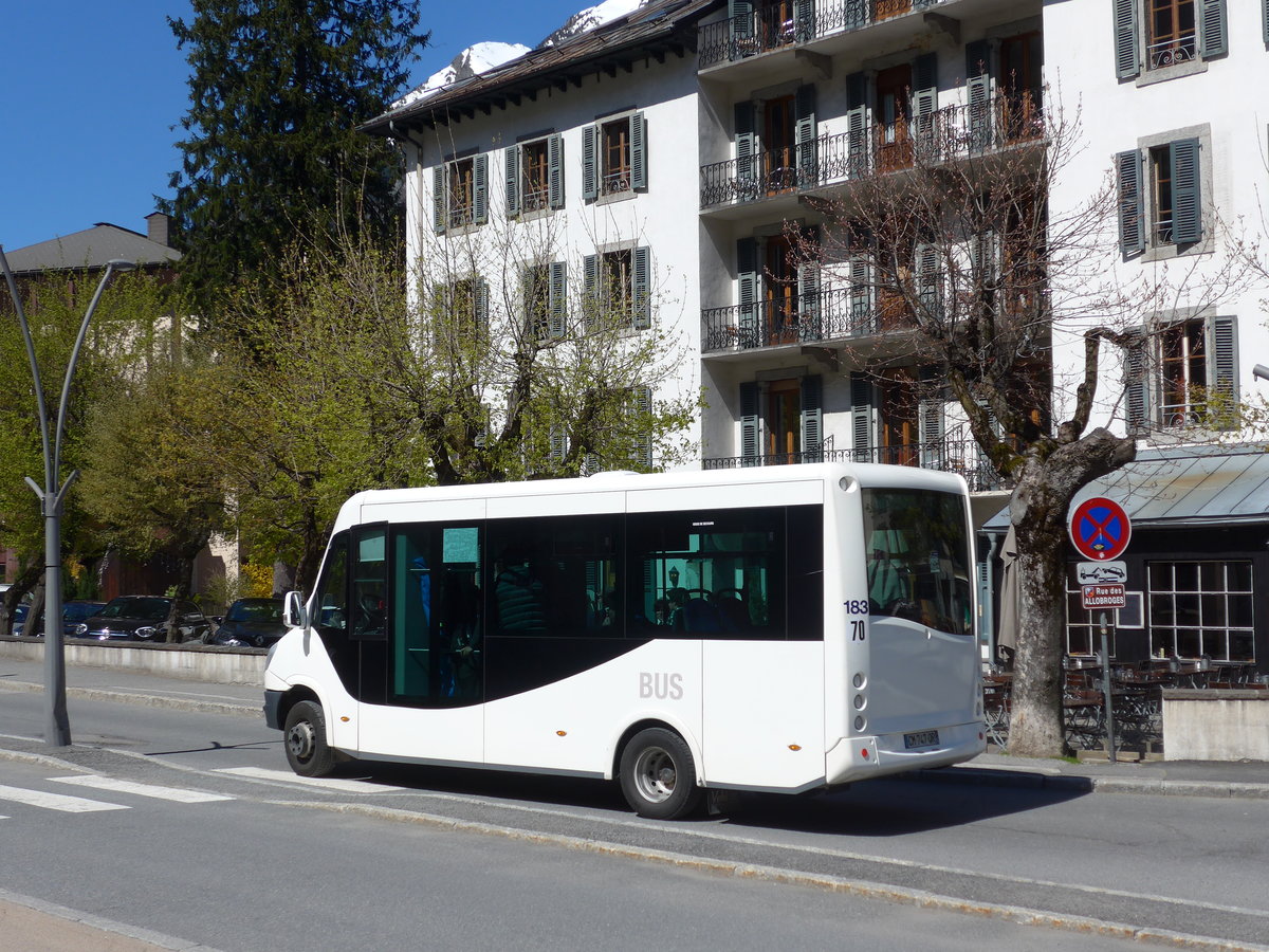 (170'351) - Chamonix Bus, Chamonix - Nr. 183/CM 747 QR - Irisbus am 5. Mai 2016 beim Bahnhof Chamonix