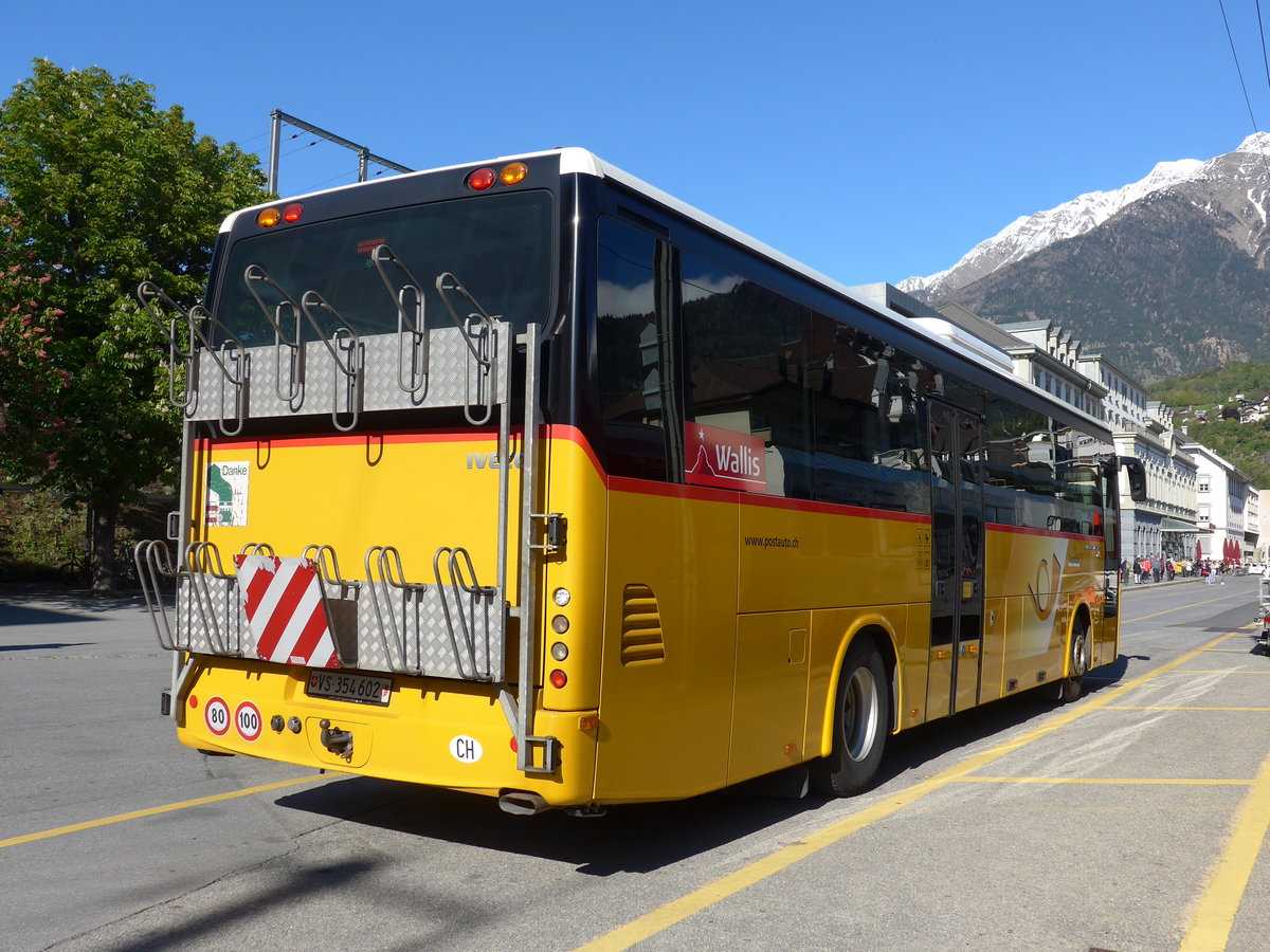 (170'374) - PostAuto Wallis - VS 354'602 - Irisbus am 5. Mai 2016 beim Bahnhof Brig