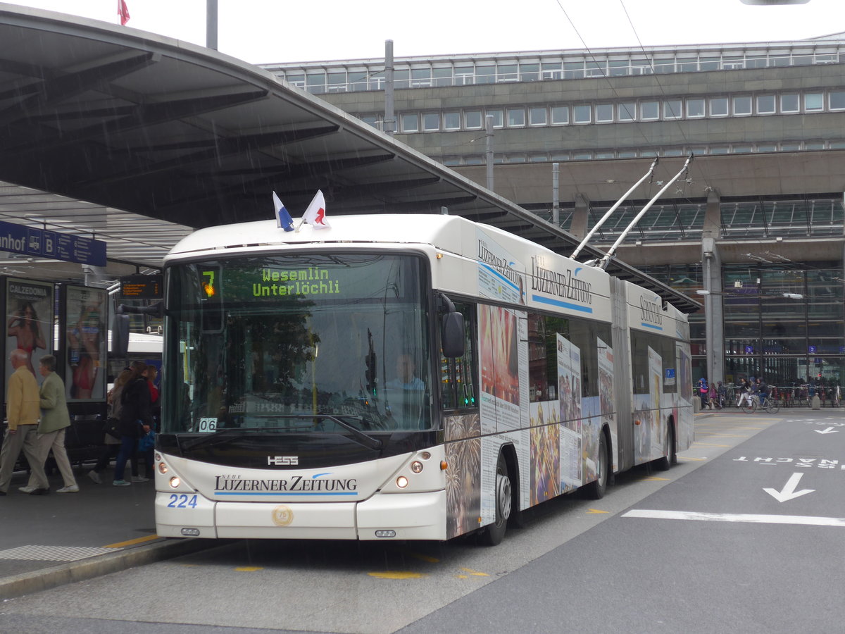 (170'865) - VBL Luzern - Nr. 224 - Hess/Hess Gelenktrolleybus am 14. Mai 2016 beim Bahnhof Luzern