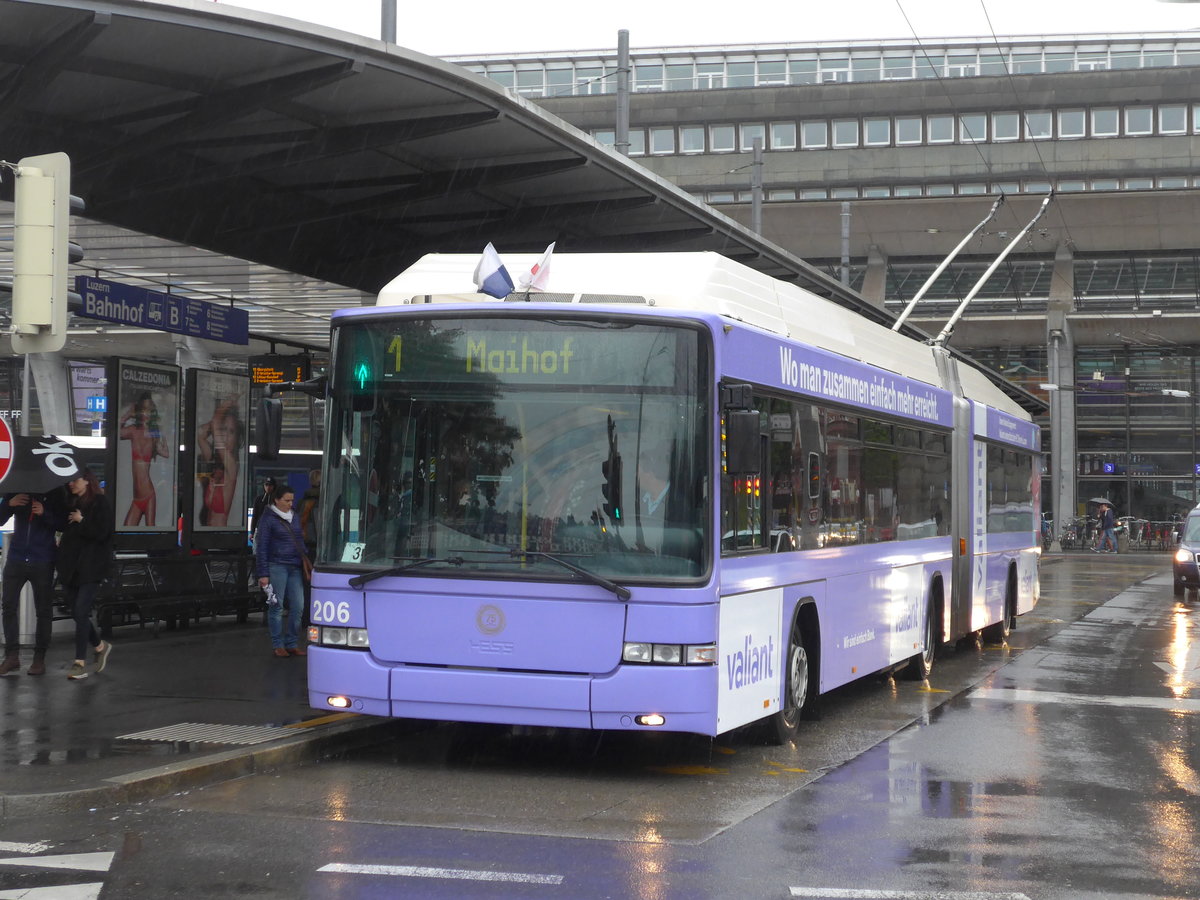 (170'875) - VBL Luzern - Nr. 206 - Hess/Hess Gelenktrolleybus am 14. Mai 2016 beim Bahnhof Luzern