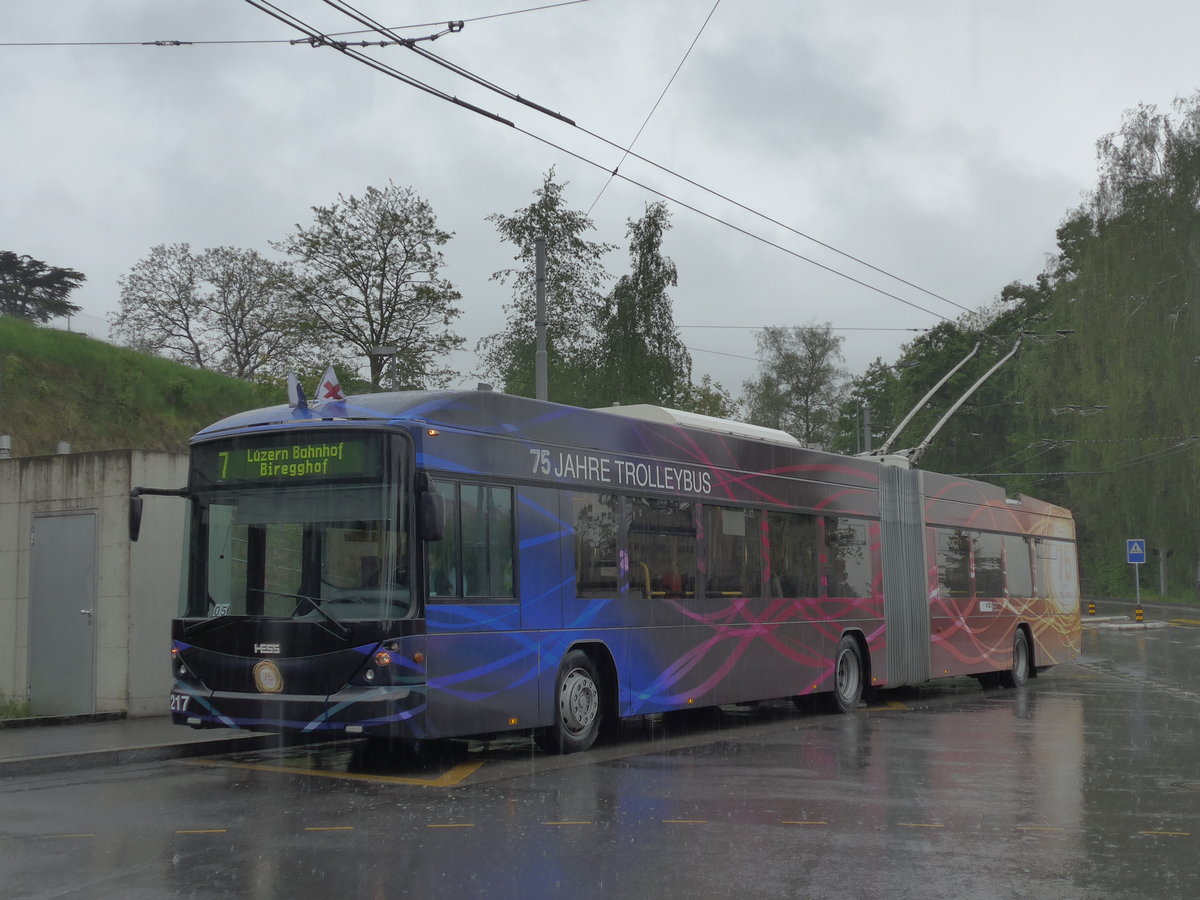 (170'880) - VBL Luzern - Nr. 217 - Hess/Hess Gelenktrolleybus am 14. Mai 2016 in Luzern, Unterlchli