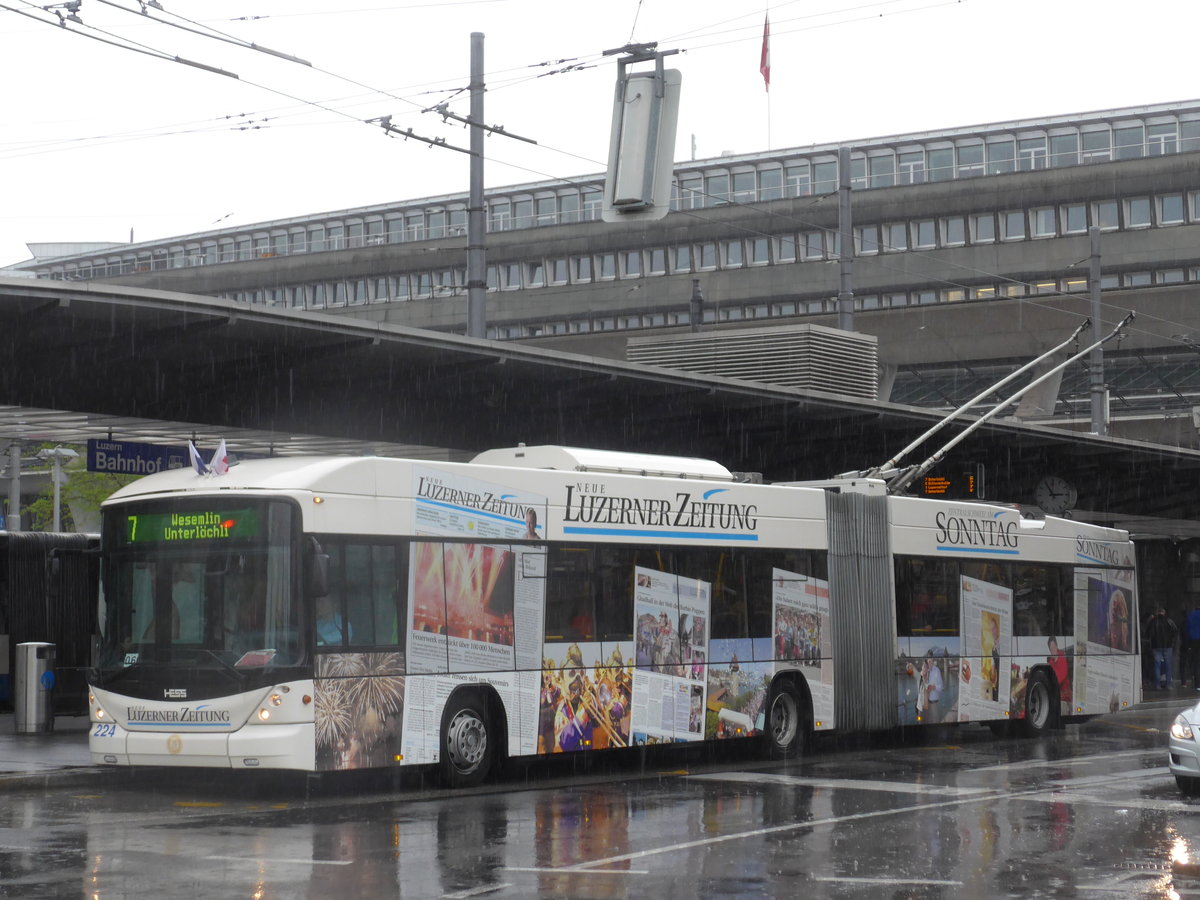 (170'886) - VBL Luzern - Nr. 224 - Hess/Hess Gelenktrolleybus am 14. Mai 2016 beim Bahnhof Luzern