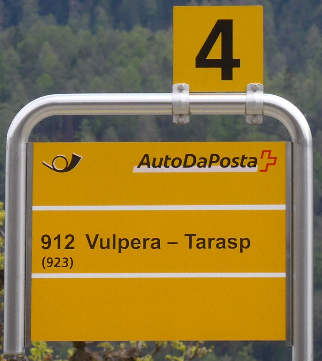 (170'924) - PostAuto-Haltestellenschild - Scuol-Tarasp, Bahnhof - am 16. Mai 2016