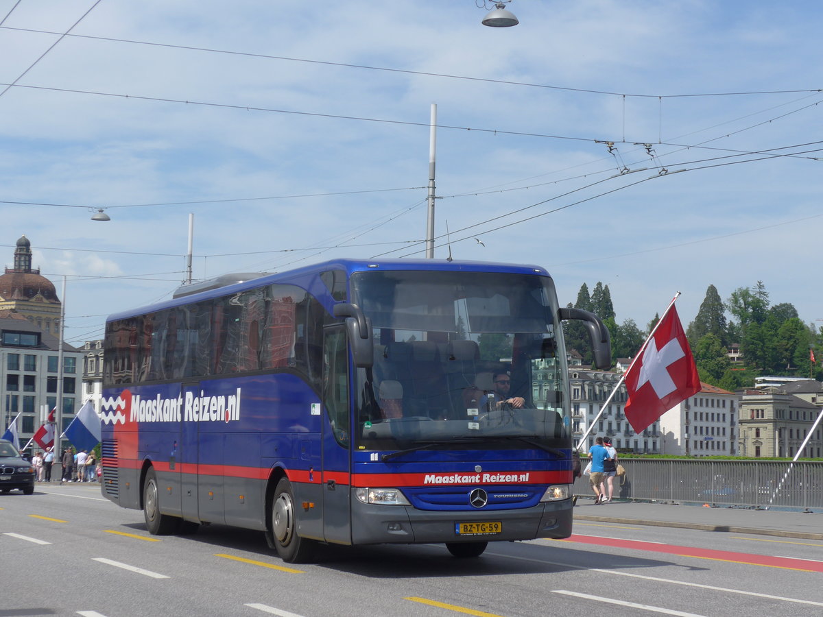 (171'379) - Aus Holland: Maaskant, Lith - Nr. 11/BZ-TG-59 - Mercedes am 22. Mai 2016 in Luzern, Bahnhofbrcke